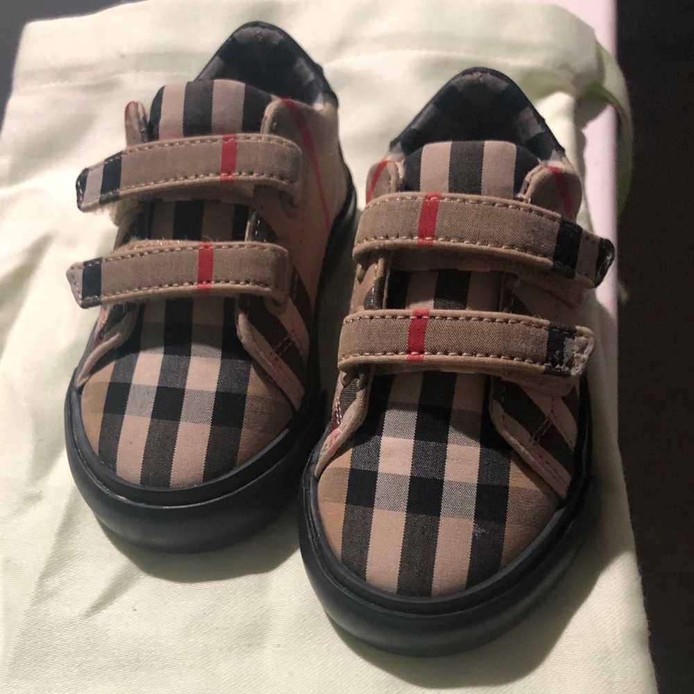 Burberry baby shoes